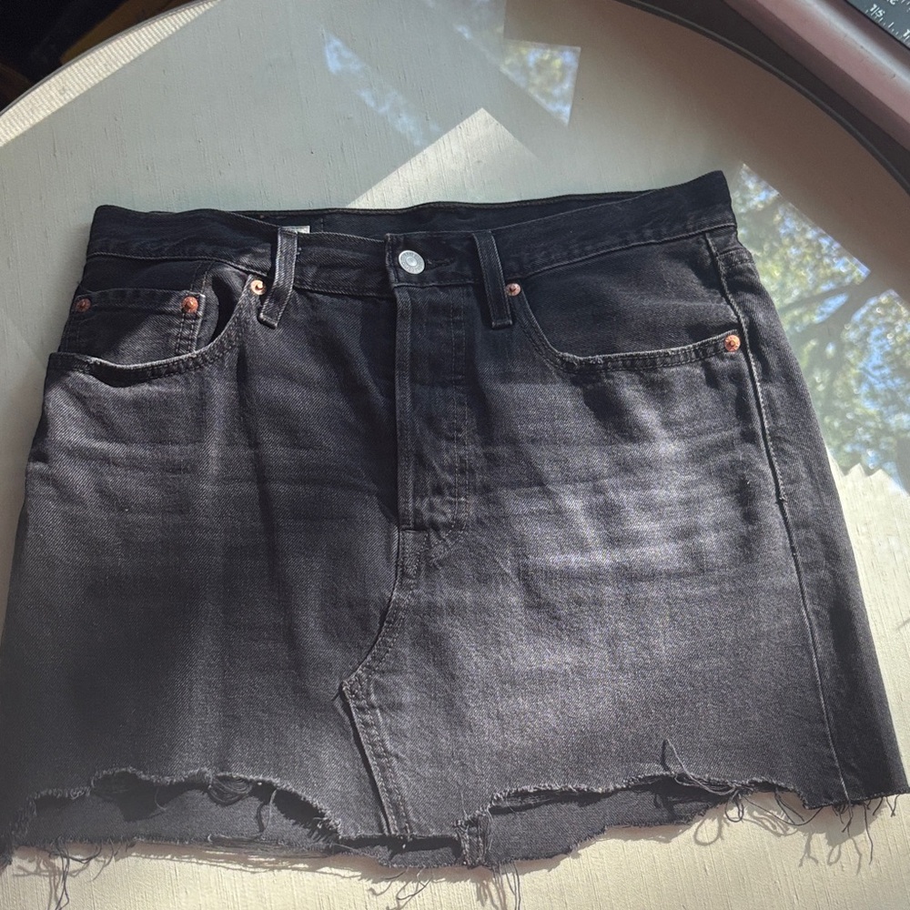 Levi’s Button fly Black Denim Mini Skirt sz 27